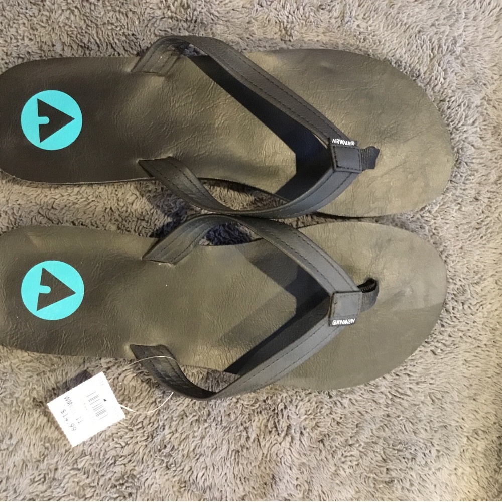 NWT black womens flip flops size 11